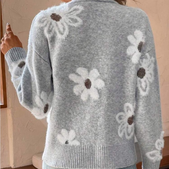 New gray floral print v neck  cardigan sweater - Picture 5 of 5